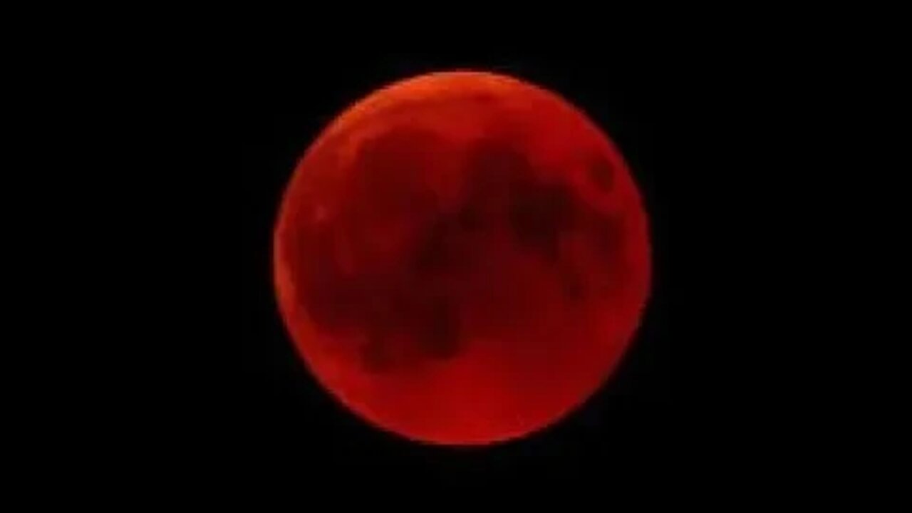 Blood Moon ! Smoke from Canadian wildfires gives moon a red glow