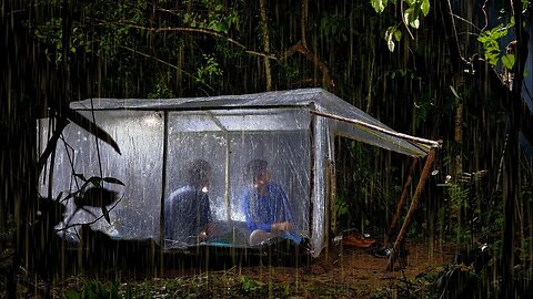 Camping hujan Deras - Dihantam Hujan Deras Berkali-kali Saat Membuat Shelter Dari Plastik di Hutan