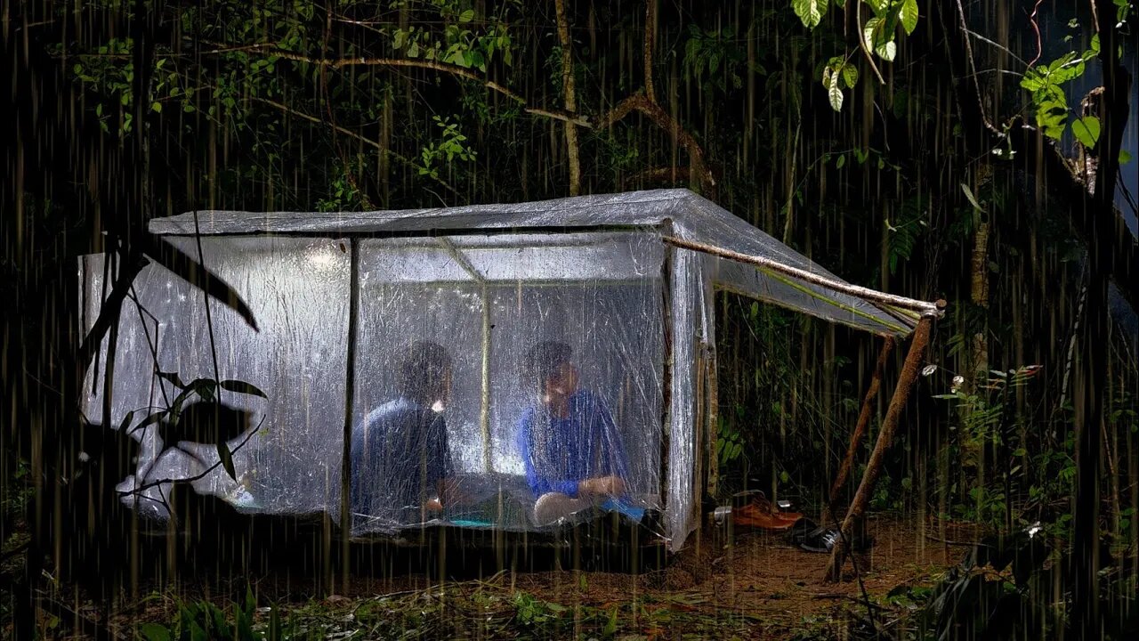 Camping hujan Deras - Dihantam Hujan Deras Berkali-kali Saat Membuat Shelter Dari Plastik di Hutan