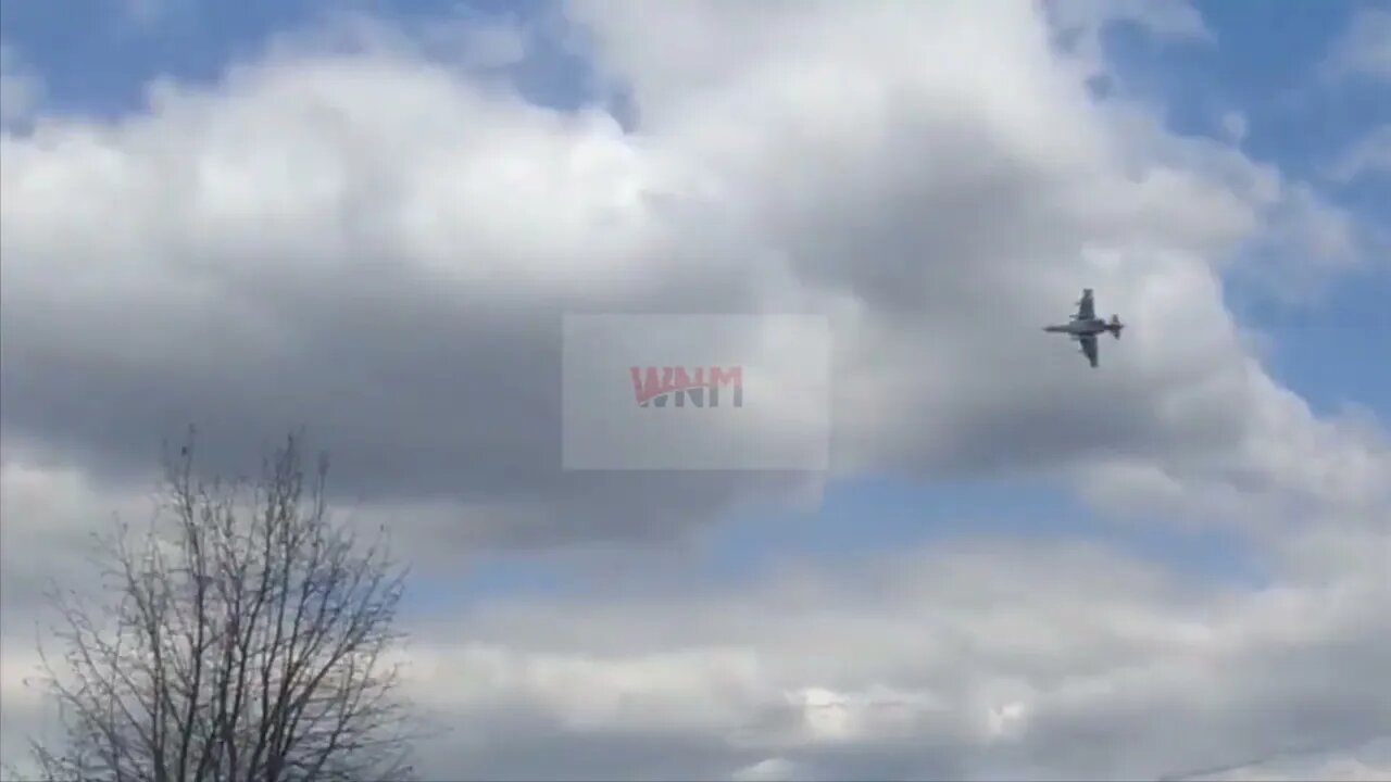 Russian Su 25 spotted dropping flares in Luhansk