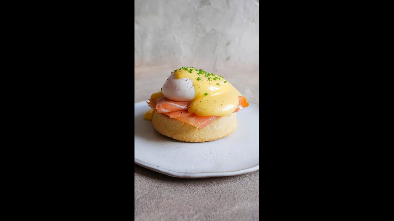 Classic Eggs Benedict with Hollandaise Sauce