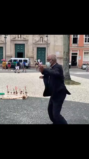 Padre junta-se a roda de capoeira