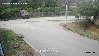 Distrito Industrial: caminhão desgovernado bate em muro