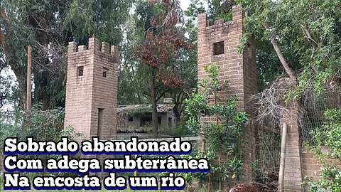 sobrado com adega subterrânea abandonado numa encosta de rio parece um camping