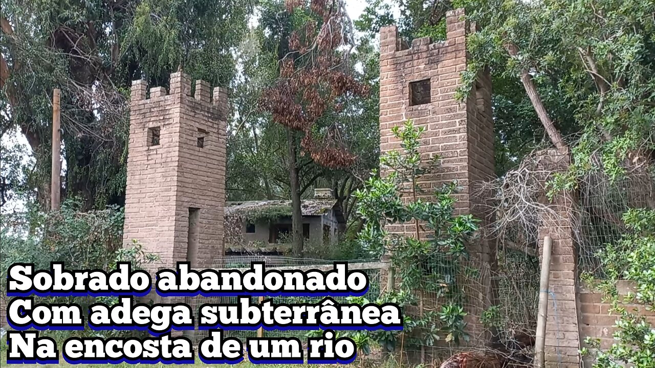 sobrado com adega subterrânea abandonado numa encosta de rio parece um camping