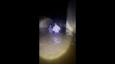 Group of people searching the area to help with rescue | Video Credit: @relentless4.6 / Instagram