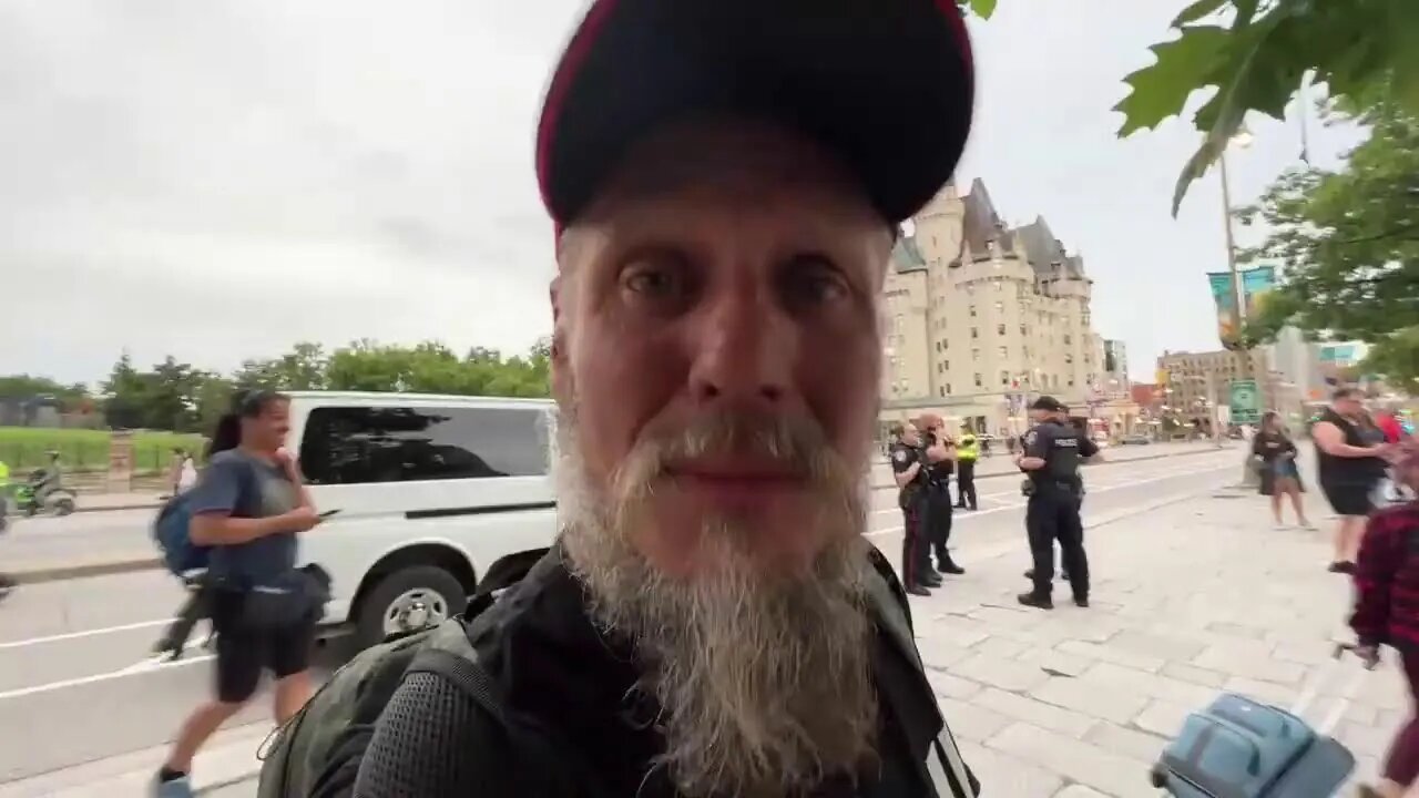 LIVE 🔴 The #churchofBuBBles follow #Jamestopp as he approaches the war monument.