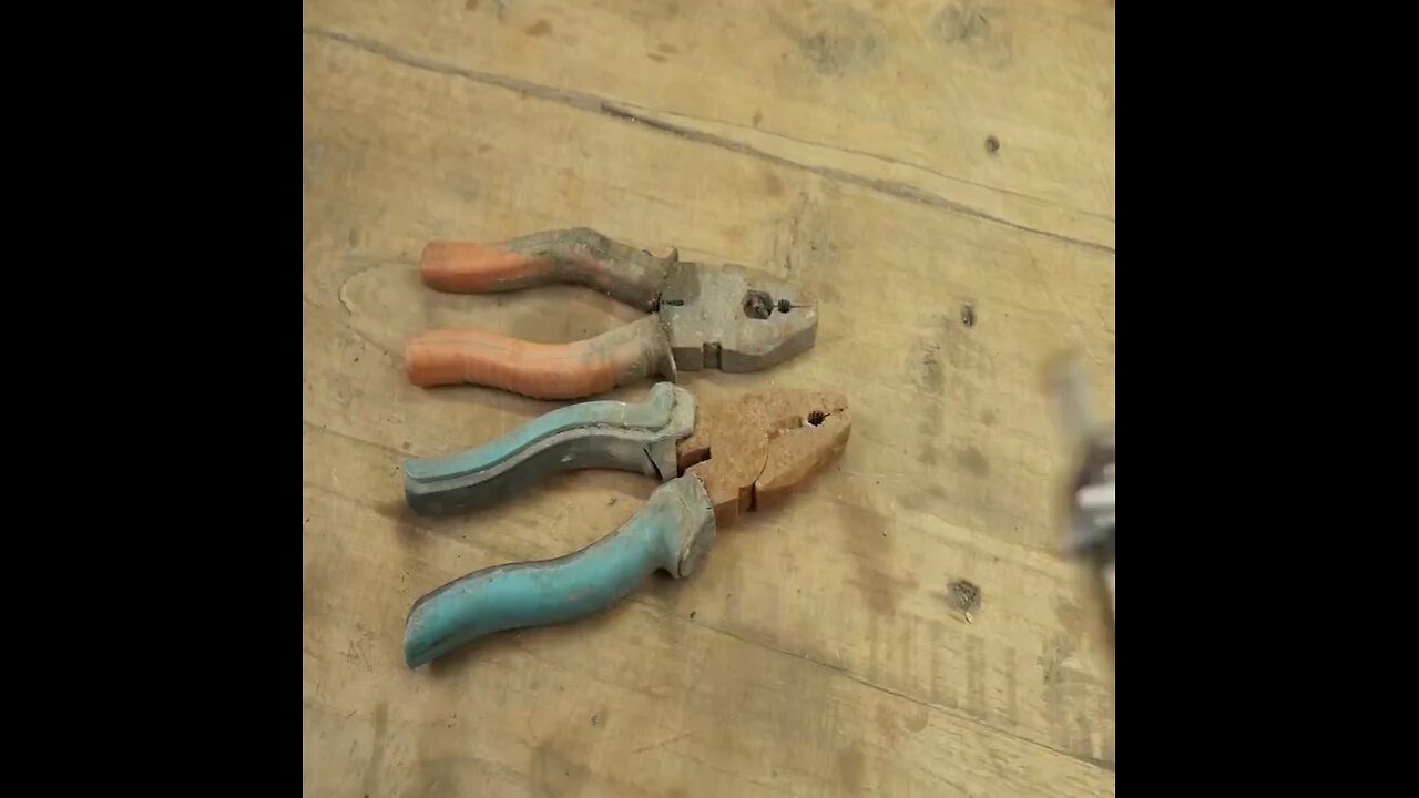 Restoration of two rusty pliers...