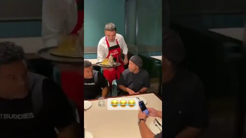 jogadores de futebol levando susto