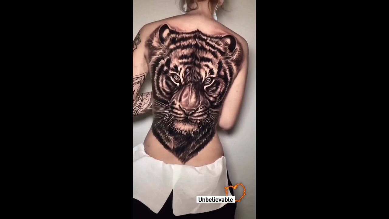 Ladies unbelievable tattoo ⚡🔥