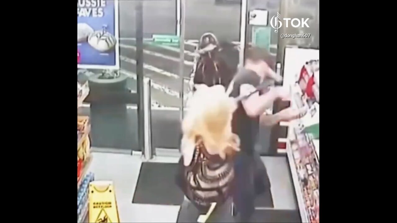 TRANSGENDER PERSON🏪👱‍♂️🪓🧔‍♀️ ATTACK CUSTOMERS AT CONVENIENCE STORE🏪👩‍🦱🪓🧔‍♀️🏪👨‍🦱🪓🧔‍♀️💫