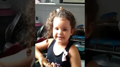 LAVANDO LOUÇA [ LIMPANDO A COZINHA ] [ LOUÇA BRILHANDO ] NA CASA DE MINHA VOVO #shorts #linda #bebe