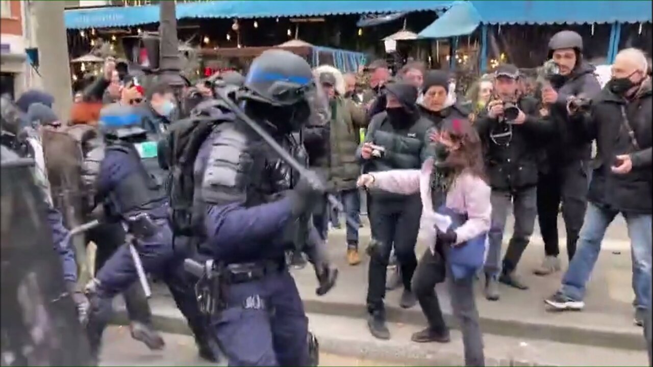 Parisian Jackboots Attack Protesters, Beating Them with Batons