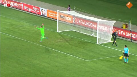 Babadi schiet Oranje onder 17 vanaf elf meter met een 'Panenka' naar EK finale