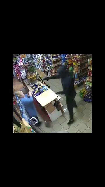 Brave GrandMother expels Thief