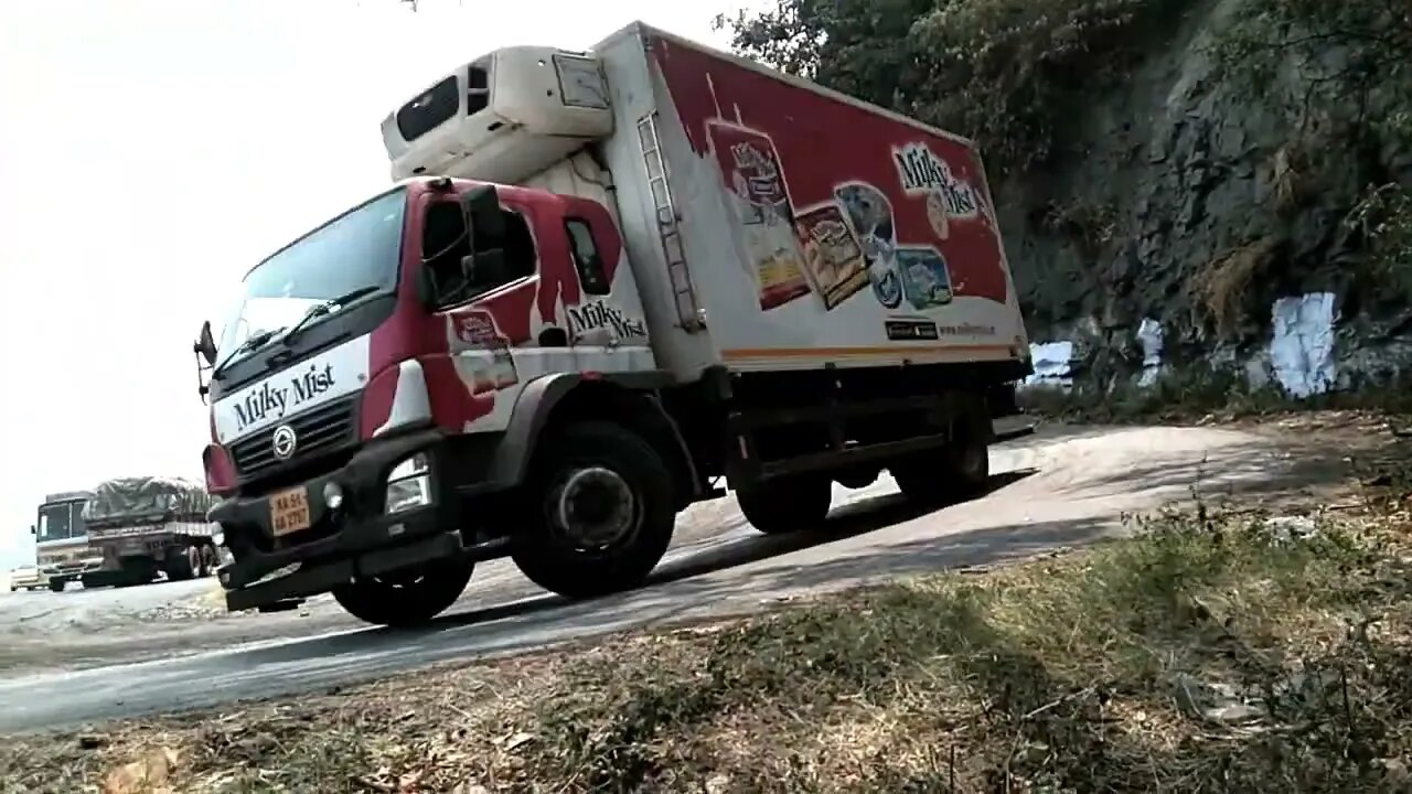 truck drives at Dangerous hills road Overloaded Truck in Indian ! Crazy Truck Limbing Bad Roads