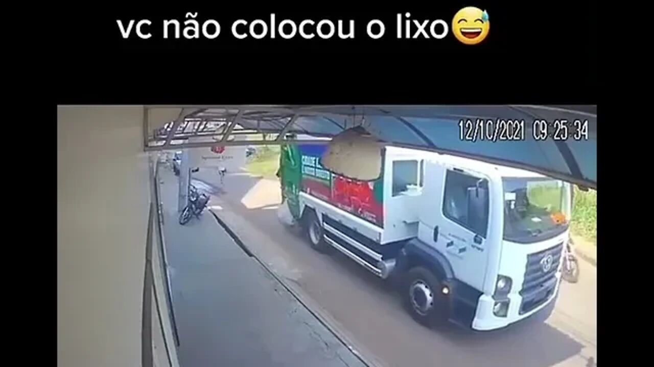 QUANDO O CAMINHAO DE LIXO PASSA E VOCE NAO COLOCOU O LIXO LA FORA, QUEM NUNCA ? ( MEME ) #shorts