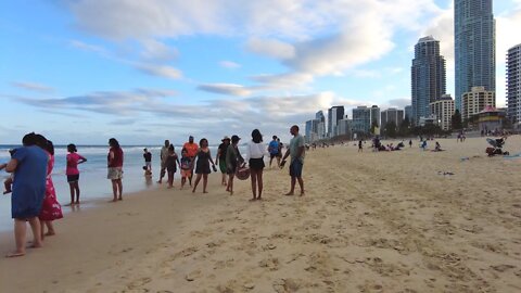 This is How Christmas Looks in Australia... Surfers Paradise Beach