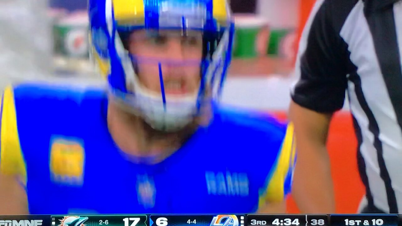 Rams WR #10 Cooper Kupp w/circus one hand catch. Hey Now!
