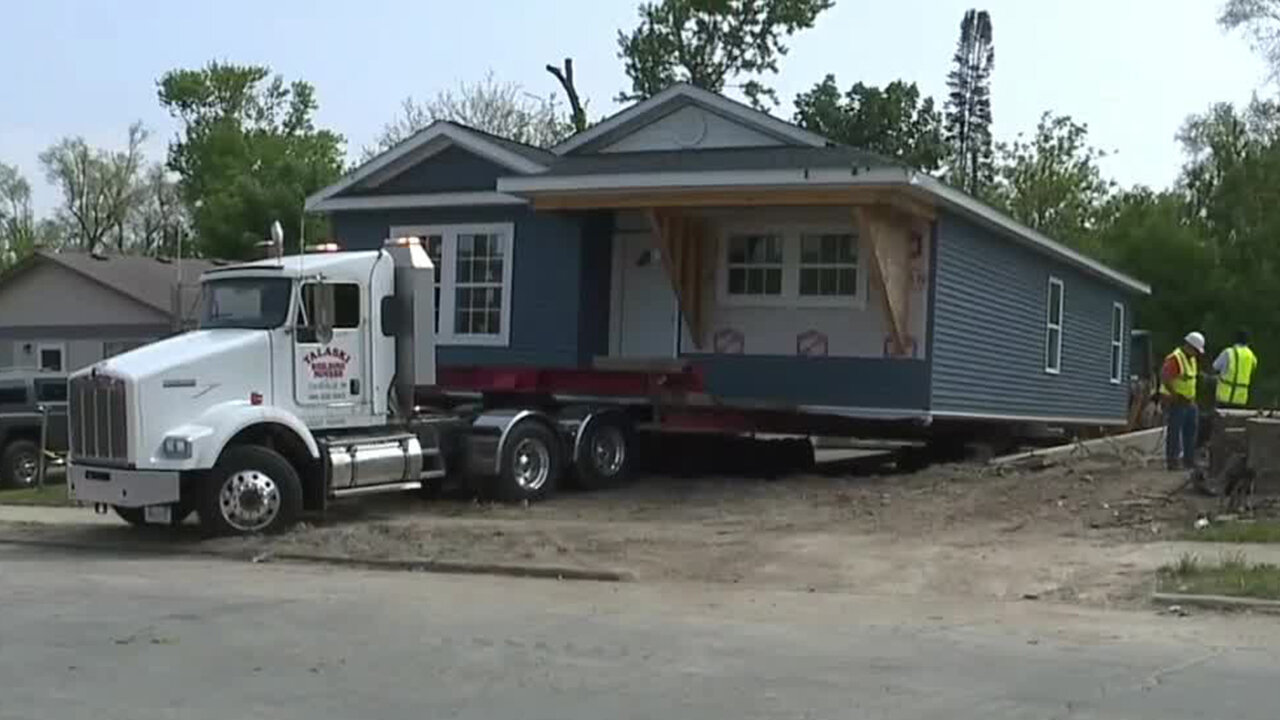 Oakland Schools students build home, aid affordable housing