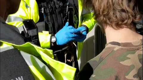 Police jump on a protester because he has a pen knife #metpolice