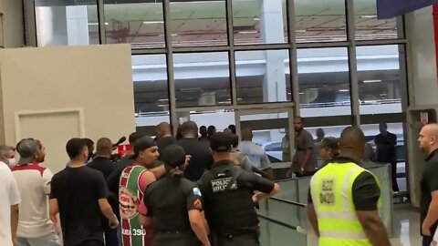 Mario Bitencourt sendo hostilizado pela torcida do Fluminense (1)