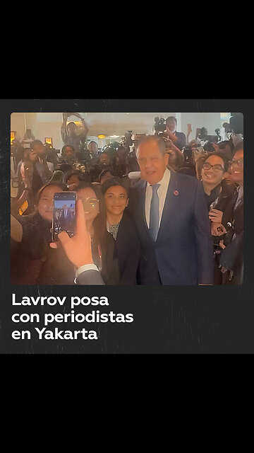 Lavrov posa con numerosos periodistas al margen de la cumbre de la ASEAN
