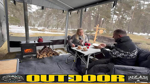 Tony and his wife drove their RV to a snowy forest, set up their camping base,enjoyed outdoor life