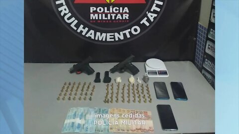 Armas, dinheiro e munições apreendidos e suspeito procurado pela Polícia Militar em Aimorés