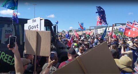 Convoy to Canberra (Aus) Rally - Police smash truck window - Feb 14, 2022