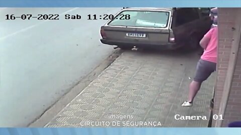 Por pouco! Carro invade calçada e passa raspando em pedestre na cidade de Inhapim