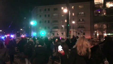 🕊🕊🕊 14.2.22 Berlin geht spazieren 5 - Gegen Impfpflicht, für Grundrechte & Selbstbestimmung #nicole