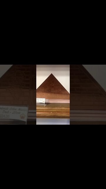 Pirâmides de Cobre maciço trabalhadas com tema Egípcio