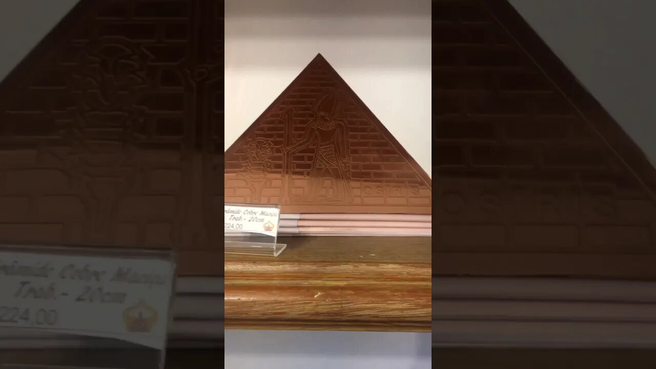 Pirâmides de Cobre maciço trabalhadas com tema Egípcio
