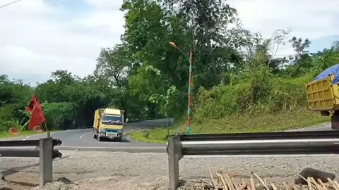 Tikungan Tajam || Truk Pasir Melewati Tanjakan Terjal
