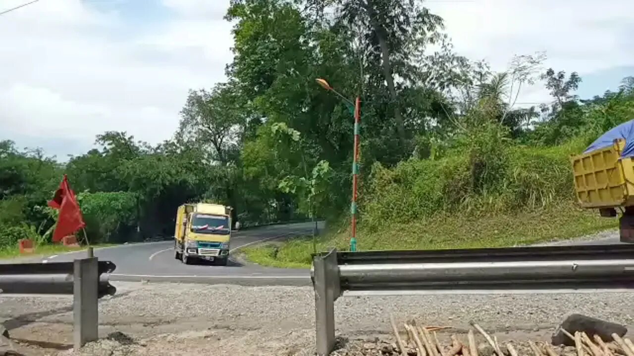 Tikungan Tajam || Truk Pasir Melewati Tanjakan Terjal