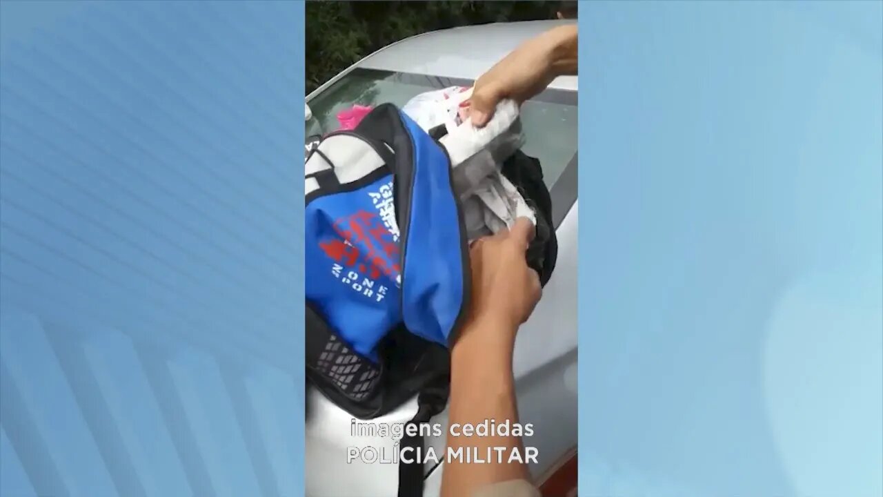 Ataléia: mulher é presa em praça da cidade com drogas dentro de uma bolsa
