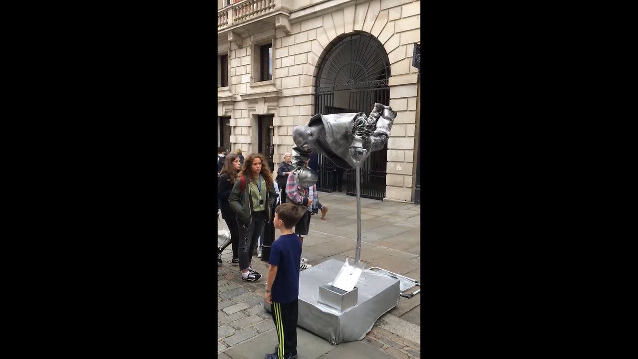 OMG scaring sudden moving statue