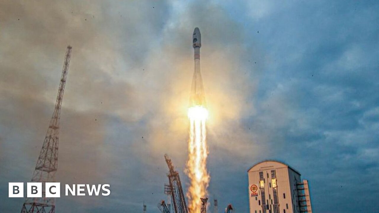 Russian spacecraft crashes into the Moon - BBC News