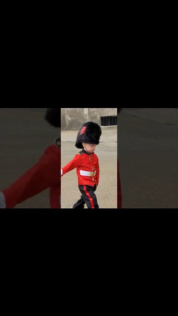 Cute kid copy's the queens #horseguardsparade