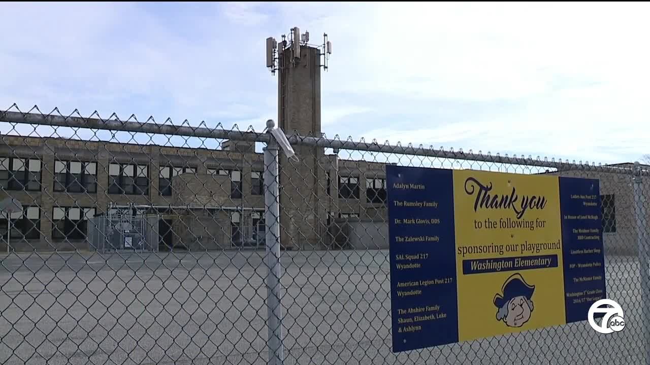 T-Mobile addresses concerned Wyandotte parents about cellphone tower on school