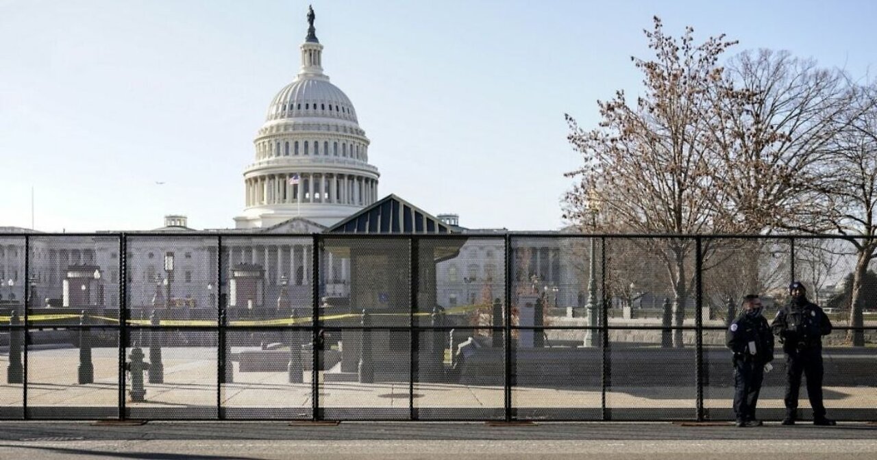 📌Security Fence is erected around the Capitol ahead of Biden's State of the Union