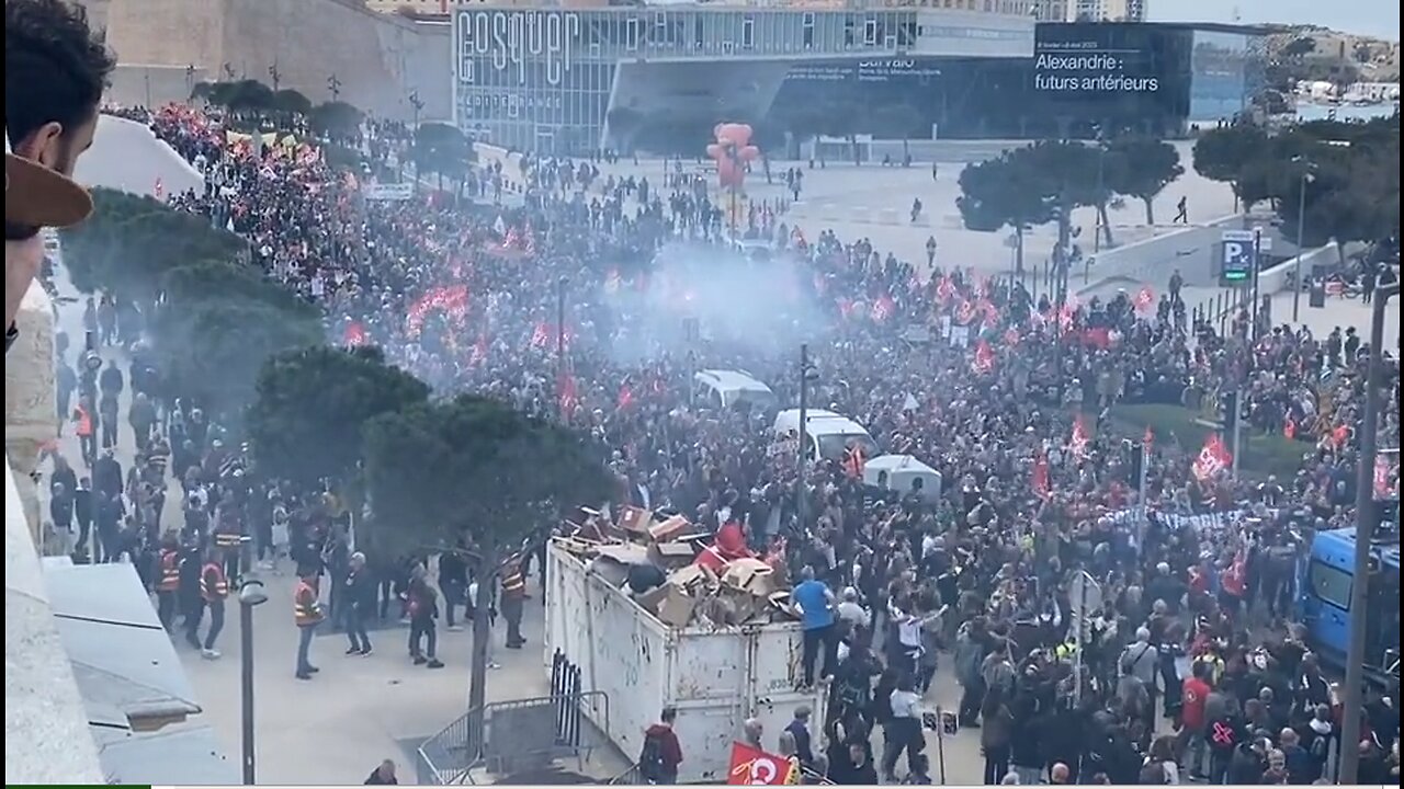 🇫🇷 Macron said the protesters had no ‘legitimacy’ - in Marseille right now protesters are showing