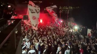 Torcida do Vasco comemorando a aprovação da SAF