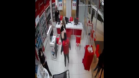 Cops probe cell phone store robberies in Cape Town (asN)