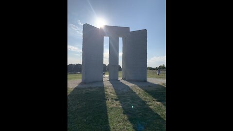 Ｑ＆Ⓐ Hoᒪes visit The Georgia Guidestones