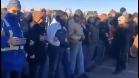 Truckers in Alberta Face Off with Police, This is HOLDING THE LINE! LEGENDS 👊🏻🇬🇧🇨🇦