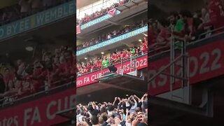 Time do Liverpool na torcida levantando o troféu da Copa da Inglaterra