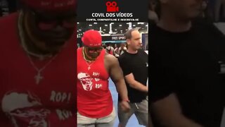 maluco esbarando nos musculosos 😂😂😂