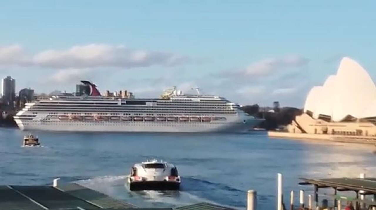 Carnival Splendor sails past Sydney Opera House